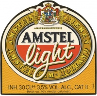 Het wapen van Prins Bernhard, nog prominenter afgebeeld op het Amstel Light etiket. Op het schild twee gevleugelde helmen met gesloten vizier